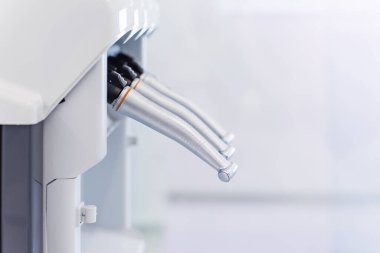 Diş telleri özel bir makinede temizler ve yağlar. Profesyonel ekipman bakımı.