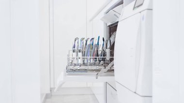 Tıbbi çamaşır makinesinde cerrahi ve diş aletleri ve sterilize etmek için otoklavi. Ekipman kullanmak için tıbbi hijyen.