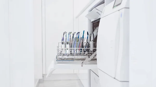 Instrumentos quirúrgicos y dentales en lavadora médica y autoclave para esterilizar. Higiene médica para el uso de equipos. — Foto de Stock