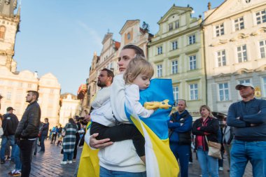 Prag, Çek Cumhuriyeti, Mart 2022: Ukrayna 'nın yanında dur. Ukrayna 'daki savaşa ve Rus silahlı saldırganlığına karşı protesto. Küresel askeri çatışma, işgal.