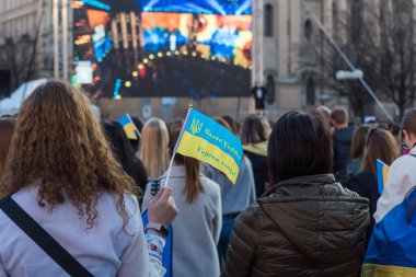 Prag, Çek Cumhuriyeti, Mart 2022: Ukrayna 'nın yanında dur. Ukrayna 'daki savaşa ve Rus silahlı saldırganlığına karşı protesto. Küresel askeri çatışma, işgal.