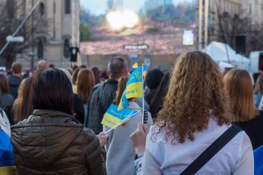 Prag, Çek Cumhuriyeti, Mart 2022: Ukrayna 'nın yanında dur. Ukrayna 'daki savaşa ve Rus silahlı saldırganlığına karşı protesto. Küresel askeri çatışma, işgal.