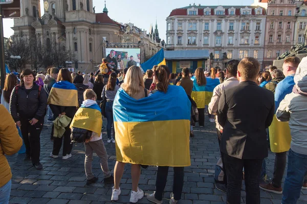 Prag, Tjeckien, mars 2022: Stå med Ukraina. Protestera mot kriget i Ukraina och rysk beväpnad aggressiv. Global militär konflikt, invasion. — Stockfoto