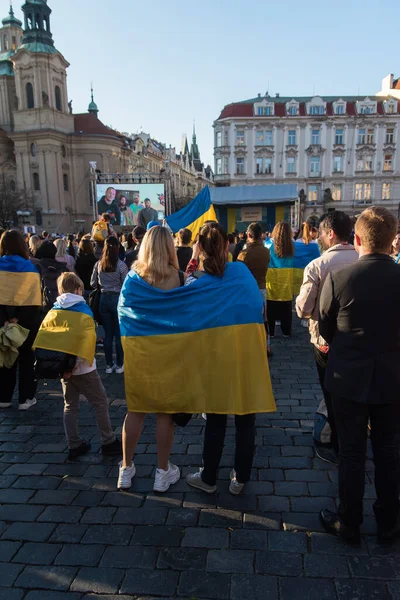 Praga, República Checa, março de 2022: Fique com a Ucrânia. Protesto contra a guerra na Ucrânia e agressivo armado russo. Conflito militar global, invasão. — Fotografia de Stock