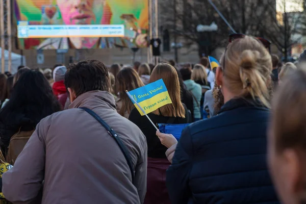 Praga, República Checa, marzo de 2022: Estar con Ucrania. Protesta contra la guerra en Ucrania y la agresión armada rusa. Conflicto militar global, invasión. — Foto de Stock