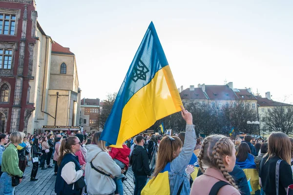 Praga, República Checa, março de 2022: Fique com a Ucrânia. Protesto contra a guerra na Ucrânia e agressivo armado russo. Conflito militar global, invasão. — Fotografia de Stock
