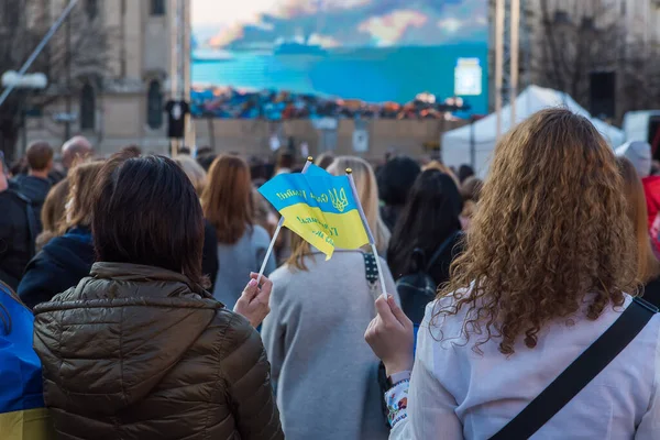 Prag, Tjeckien, mars 2022: Stå med Ukraina. Protestera mot kriget i Ukraina och rysk beväpnad aggressiv. Global militär konflikt, invasion. — Stockfoto