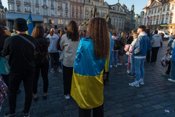 Praga, República Checa, março de 2022: Fique com a Ucrânia. Protesto contra a guerra na Ucrânia e agressivo armado russo. Conflito militar global, invasão. — Fotografia de Stock