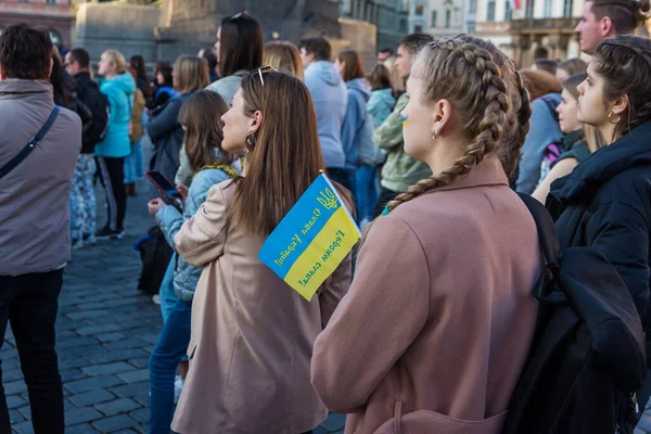 Praga, República Checa, março de 2022: Fique com a Ucrânia. Protesto contra a guerra na Ucrânia e agressivo armado russo. Conflito militar global, invasão. — Fotografia de Stock