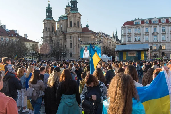 プラハ、チェコ共和国、 2022年3月:ウクライナと共に立つ。ウクライナとロシアの戦争に対する抗議は積極的に武装した。地球規模の軍事衝突侵攻. — ストック写真