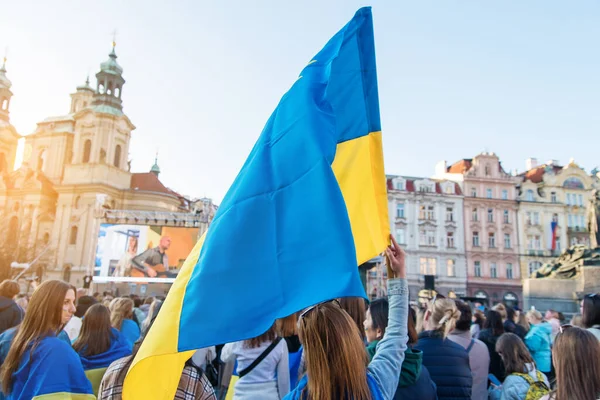 Πράγα, Τσεχική Δημοκρατία, Μάρτιος 2022: Stand with Ukraine. Διαδήλωση κατά του πολέμου στην Ουκρανία και ρωσικές ένοπλες επιθετικές. Παγκόσμια στρατιωτική σύγκρουση, εισβολή.. — Φωτογραφία Αρχείου