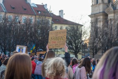 Prag, Çek Cumhuriyeti, Mart 2022: Ukrayna 'nın yanında dur. Ukrayna 'daki savaşa ve Rus silahlı saldırganlığına karşı protesto. Küresel askeri çatışma, işgal.