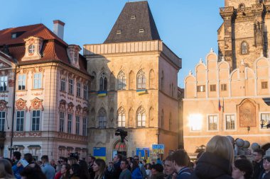 Prag, Çek Cumhuriyeti - 03.28.2022: Ukrayna bayrakları ülkelerini Ruslardan koruyan Ukraynalılara destek vermek için asıldı.