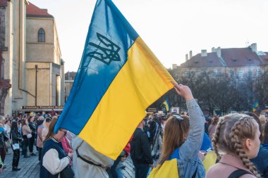 Prag, Çek Cumhuriyeti, Mart 2022: Ukrayna 'nın yanında dur. Ukrayna 'daki savaşa ve Rus silahlı saldırganlığına karşı protesto. Küresel askeri çatışma, işgal.