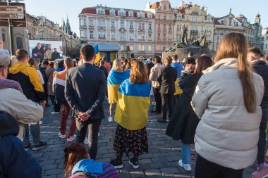 Prag, Çek Cumhuriyeti, Mart 2022: Ukrayna 'nın yanında dur. Ukrayna 'daki savaşa ve Rus silahlı saldırganlığına karşı protesto. Küresel askeri çatışma, işgal.