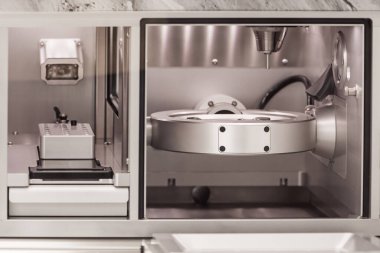 Diş laboratuarında kameralı değirmen makinesi. Yüksek estetik diş kaplaması ve protez üretimi.