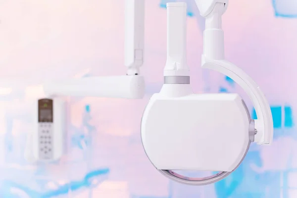 Máquina de rayos X intraoral portátil en la clínica dental moderna. Concepto de atención médica y tratamiento dental. — Foto de Stock
