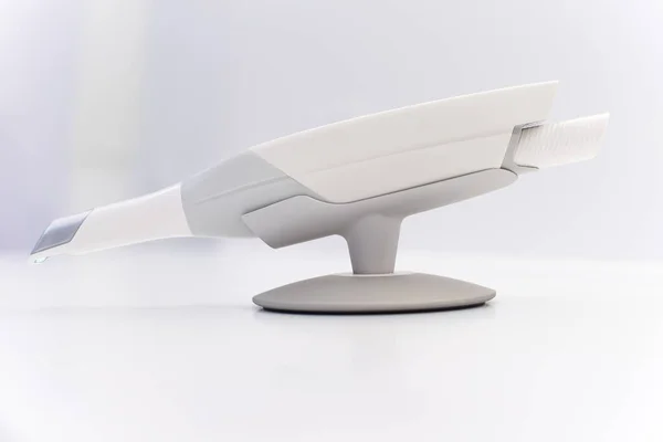 Tandintraoral scanner isolerad på bordet i ljusa tandläkare kontor. Tandvård och hälsovård koncept. Närbild. — Stockfoto