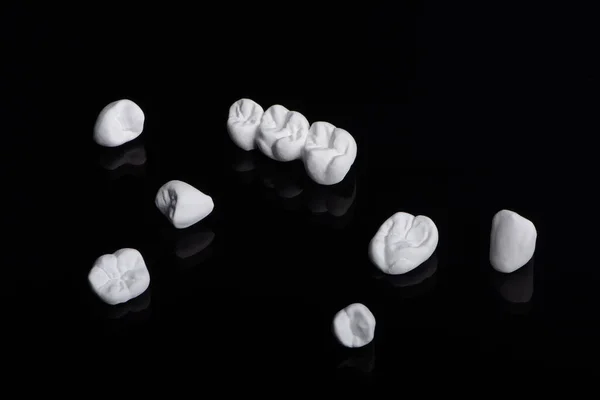 Alta estética próteses de zircônia e coroas sobre fundo colorido. Conjunto de dentaduras individuais e coroas dentárias. — Fotografia de Stock