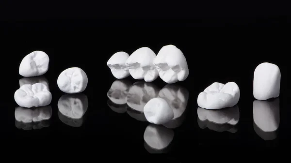 Altas dentaduras postizas y coronas de circonia estética sobre fondo colorido. Conjunto de dentaduras individuales y coronas dentales. — Foto de Stock