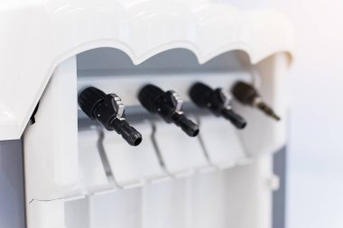 Diş telleri özel bir makinede temizler ve yağlar. Profesyonel ekipman bakımı.