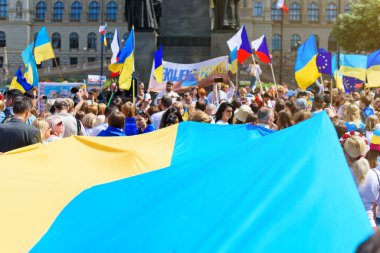 Prag, Çek Cumhuriyeti. Ukrayna 'yı destekleyen bir eylem ve Çek Cumhuriyeti' ne yardımları için minnettarlık. Çek Cumhuriyeti 'nde Ukrayna nakışlı gömleklerin geçit töreni. 23.05.2022
