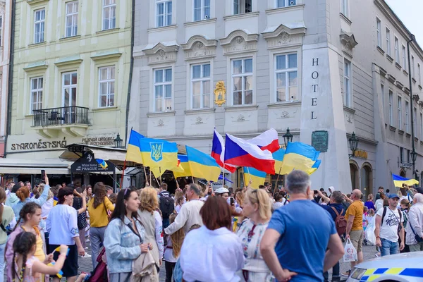 Praga, Republika Czeska. Działanie wspierające Ukrainę i wdzięczność Czechom za ich pomoc. Parada ukraińskich haftowanych koszul w Czechach. 23.05.2022 r. — Zdjęcie stockowe