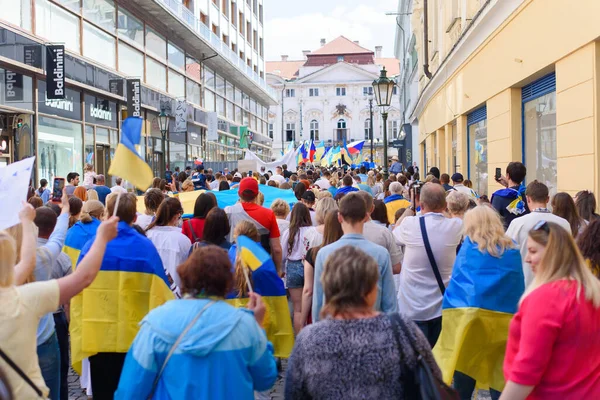 Praga, República Checa. Una acción en apoyo de Ucrania y gratitud a la República Checa por su ayuda.. Desfile de camisas bordadas ucranianas en la República Checa. 23.05.2022 — Foto de Stock