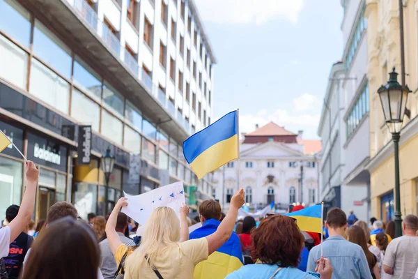 Praga, República Checa. Uma acção de apoio à Ucrânia e gratidão à República Checa pela sua ajuda. Desfile de camisas ucranianas bordadas na República Checa. 23.05.2022 — Fotografia de Stock