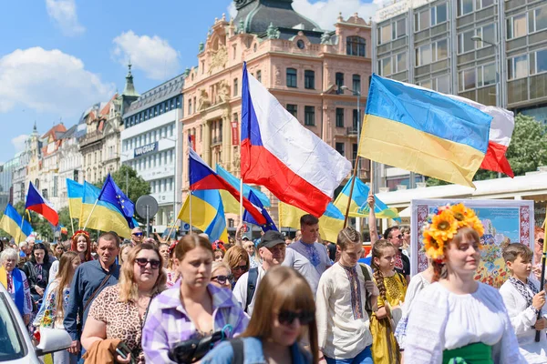 Прага, Чеська Республіка. Акція на підтримку України та вдячність Чеській Республіці за їхню допомогу. Парад українських вишитих сорочок у Чеській Республіці. 23.05.2022 — стокове фото