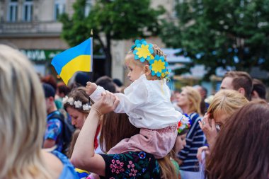 Prag, Çek Cumhuriyeti. Ukrayna 'yı destekleyen bir eylem ve Çek Cumhuriyeti' ne yardımları için minnettarlık. Çek Cumhuriyeti 'nde Ukrayna nakışlı gömleklerin geçit töreni. 23.05.2022