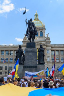 Prag, Çek Cumhuriyeti. Ukrayna 'yı destekleyen bir eylem ve Çek Cumhuriyeti' ne yardımları için minnettarlık. Çek Cumhuriyeti 'nde Ukrayna nakışlı gömleklerin geçit töreni. 23.05.2022