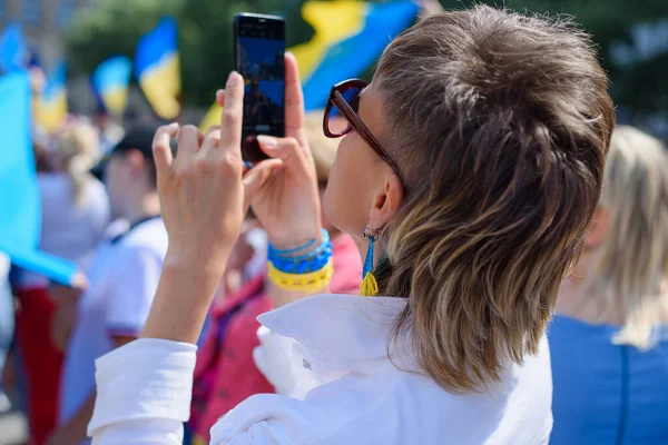Prag, Çek Cumhuriyeti. Ukrayna 'yı destekleyen bir eylem ve Çek Cumhuriyeti' ne yardımları için minnettarlık. Çek Cumhuriyeti 'nde Ukrayna nakışlı gömleklerin geçit töreni. 23.05.2022
