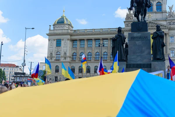 Praag, Tsjechië. Een actie ter ondersteuning van Oekraïne en dank aan de Tsjechische Republiek voor hun hulp. Parade van Oekraïense geborduurde shirts in Tsjechië. 23.05.2022 — Stockfoto