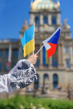 Prag, Çek Cumhuriyeti. Ukrayna 'yı destekleyen bir eylem ve Çek Cumhuriyeti' ne yardımları için minnettarlık. Çek Cumhuriyeti 'nde Ukrayna nakışlı gömleklerin geçit töreni. 23.05.2022