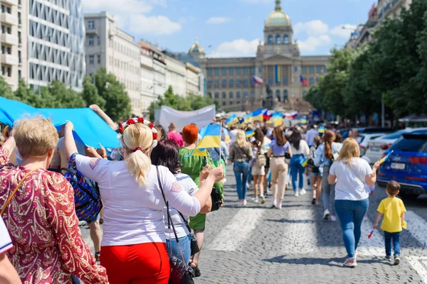 Prag, Tschechien. Eine Aktion zur Unterstützung der Ukraine und Dankbarkeit gegenüber der Tschechischen Republik für ihre Hilfe. Parade ukrainischer bestickter Hemden in Tschechien. 23.05.2022 — Stockfoto