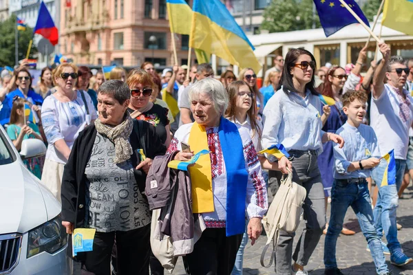 Praga, República Checa. Uma acção de apoio à Ucrânia e gratidão à República Checa pela sua ajuda. Desfile de camisas ucranianas bordadas na República Checa. 23.05.2022 — Fotografia de Stock