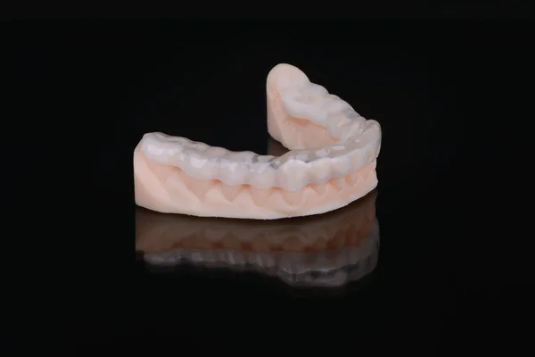 Przezroczysta Wykonana Polimeru Czarnym Tle Przezroczysta Nasadka Dentystyczna Szyna Dentystyczna — Zdjęcie stockowe
