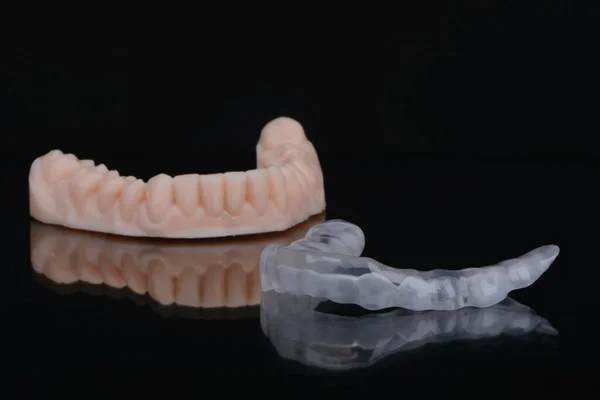 Tapa Dental Transparente Impresa Hecha Polímero Sobre Fondo Negro Aislado —  Fotos de Stock