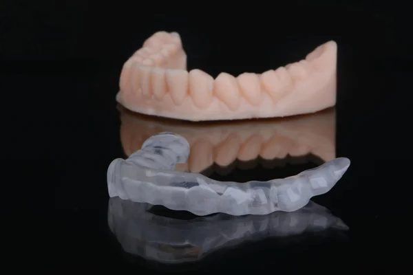 3D打印透明牙冠聚合物在黑色背景隔离 牙齿夹板对抗磨牙 — 图库照片
