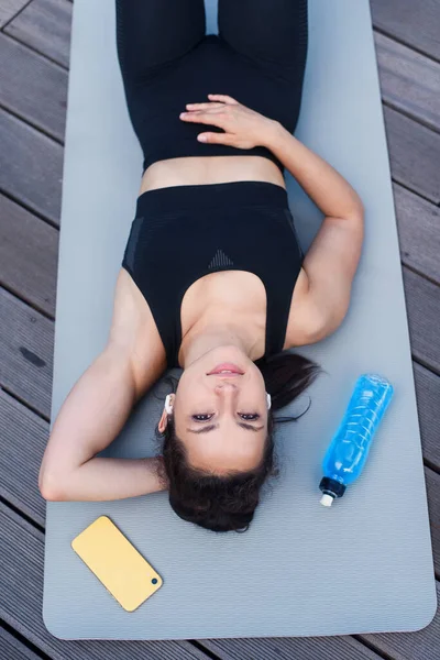 Woman Lying Phone Bootle Water Yoga Mat Exercising Relaxing Smartphone — Stock Photo, Image