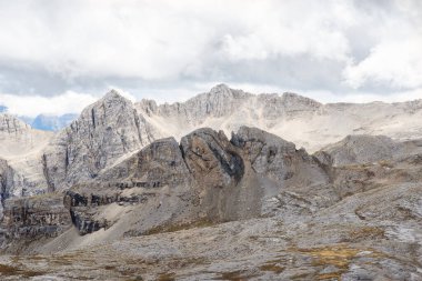 Dağ sırasındaki Dolomite kaya duvarları. Kayalıklarda yürüyüş. Dolomitler UNESCO İtalyan Alpleri manzarası