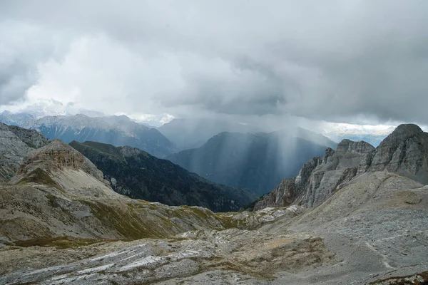 Górach Dolomitów Pada Deszcz Burzowy Ściana Deszczowa Górskim Wzgórzu — Zdjęcie stockowe