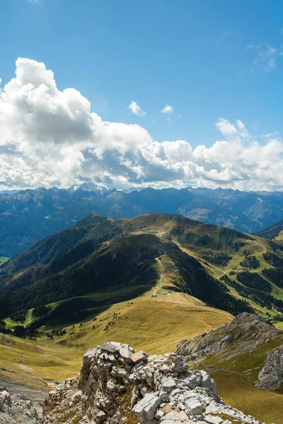 Valle Soleggiata Con Lago Tra Maestose Colline Verdi Montagna Coperte — Foto Stock