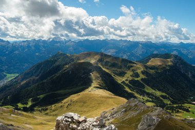 Güneşli vadi, görkemli yeşil dağ tepeleri arasında göl yeşil yemyeşil otlar ve çalılarla kaplı. İtalyan Dolomitleri 'nde sıcak yaz günü.