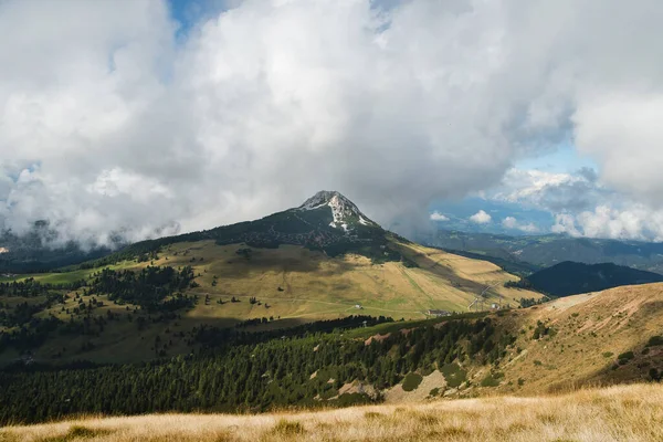 Malowniczy Piękny Alpejski Krajobraz Szczytowymi Skalistymi Górami Gęstych Niskich Chmurach — Zdjęcie stockowe