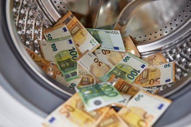 Para aklama konsepti - çamaşır makinesinde euro banknotları