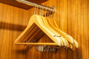 Kıyafet organizasyonu için gardıroptaki ahşap elbise askılarını kapatın.