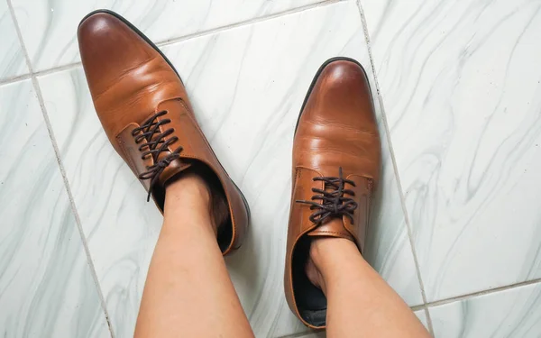 Vista Superior Pies Mujer Tratan Usar Zapatos Cuero Marrón Gran —  Fotos de Stock