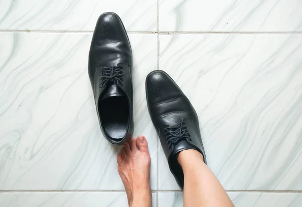 Vista Superior Mujer Pies Tratar Usar Hombres Gran Tamaño Zapato —  Fotos de Stock